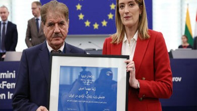 صالح نیکبخت وکیل خانواده مهسا امینی، به نمایندگی جایزه ساخاروف را دریافت کرد