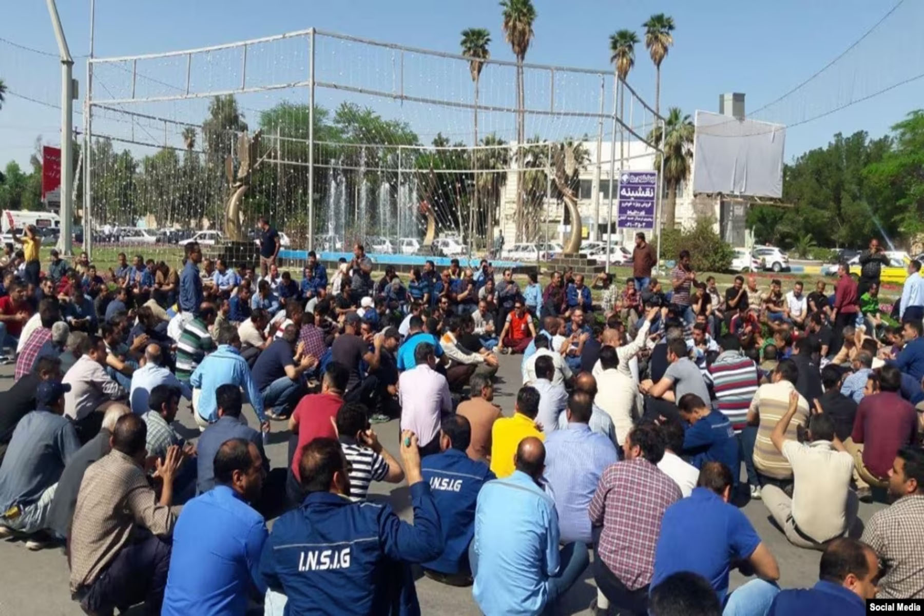 کارگران فولاد اهواز همزمان با ممنوعیت ورود ۲۱ نفر از همکارانشان به شرکت اعتصاب کردند
