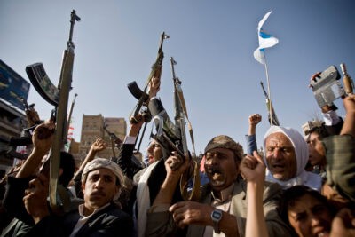 بایدن می‌گوید با حملات یمن به جمهوری اسلامی پیام داده و حوثی‌ها را یک سازمان تروریستی می‌نامد