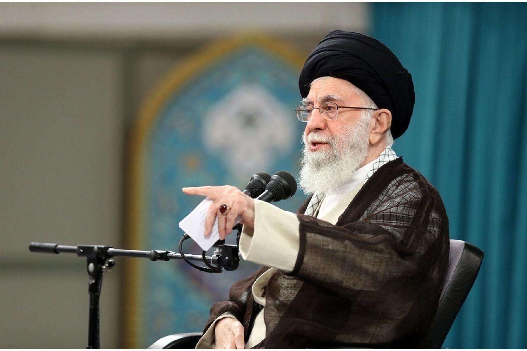 خامنه‌ای: هر کسی جمهوری اسلامی و انقلاب را دوست دارد روز جمعه پای صندوق رای بیاید