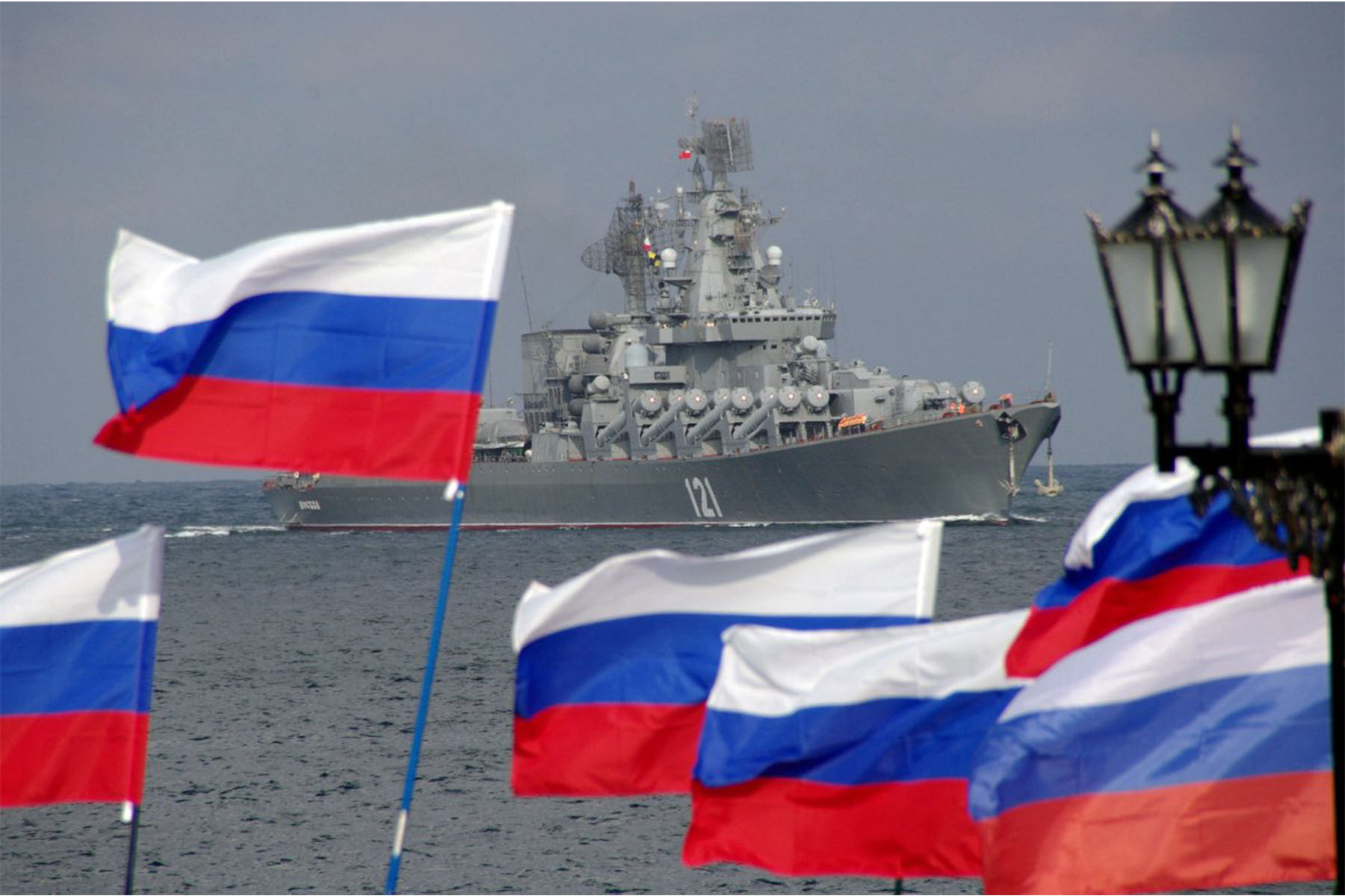 اوکراین می گوید که دو فروند کشتی روسی در نزدیکی کریمه مورد هدف قرار گرفتند