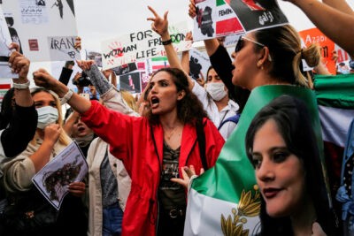 معترضان طرفدار فلسطین به صورت زنان ایرانی آب دهان می اندازند