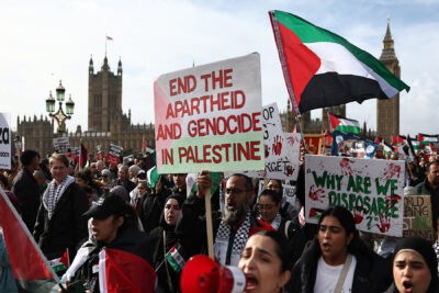 معترضان طرفدار فلسطین به صورت زنان ایرانی آب دهان می اندازند