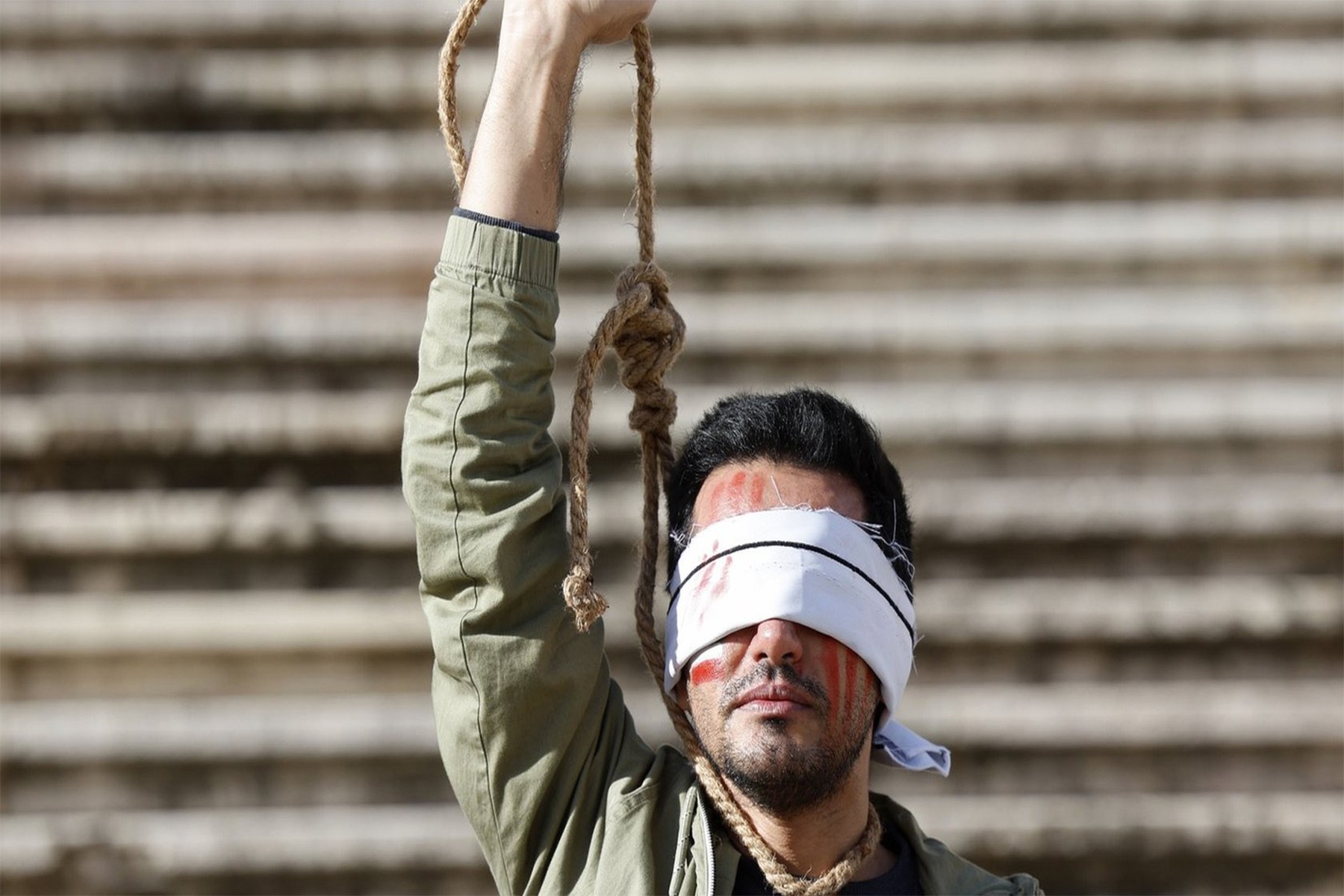 گروه‌های حقوق بشری می‌گویند جمهوری اسلامی در سال گذشته ۸۳۴ نفر را اعدام کرده است