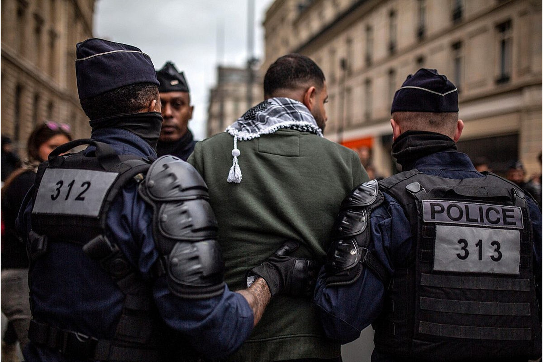 پلیس فرانسه با تظاهرات جنگ غزه در دانشگاه سوربن پاریس برخورد کرد