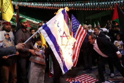 تلگراف: جمهوری اسلامی در حال جنگ با غرب است، اما تنها اسرائیل در حال مقابله با آن است